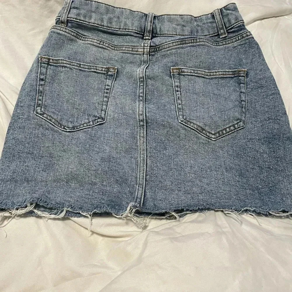 Wild Fable Y2K acid wash distressed jean skirt size 2 - Picture 3 of 5